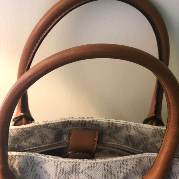 Michael Kors Signature Vanilla Hamilton Tote Bag - Picture 5 of 5